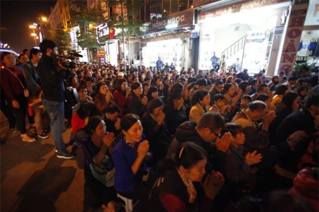 Hàng nghìn người đổ về chùa Phúc Khánh dâng sao giải hạn