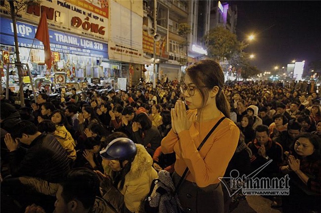 Hàng nghìn người đổ về chùa Phúc Khánh dâng sao giải hạn