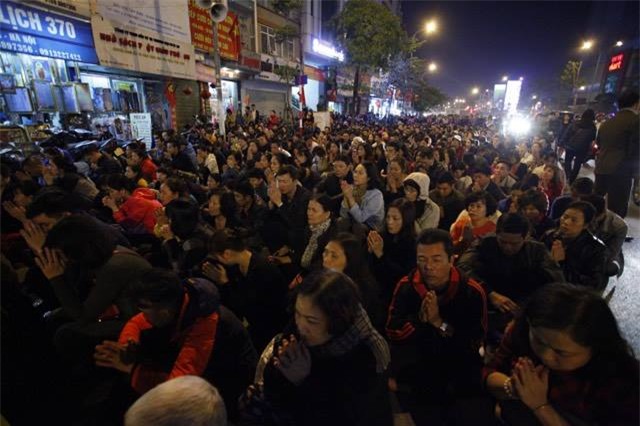 Hàng nghìn người đổ về chùa Phúc Khánh dâng sao giải hạn