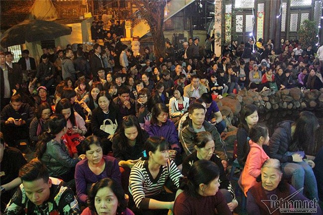 Hàng nghìn người đổ về chùa Phúc Khánh dâng sao giải hạn