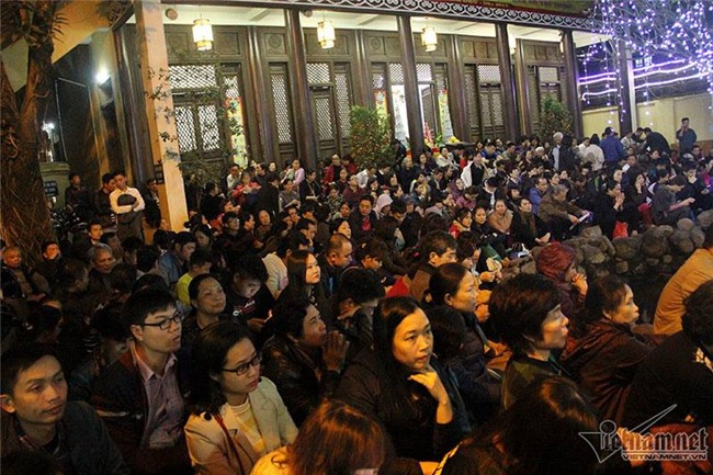 Hàng nghìn người đổ về chùa Phúc Khánh dâng sao giải hạn