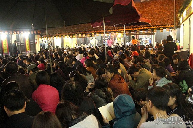 Hàng nghìn người đổ về chùa Phúc Khánh dâng sao giải hạn