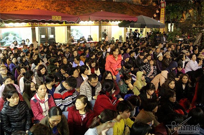 Hàng nghìn người đổ về chùa Phúc Khánh dâng sao giải hạn