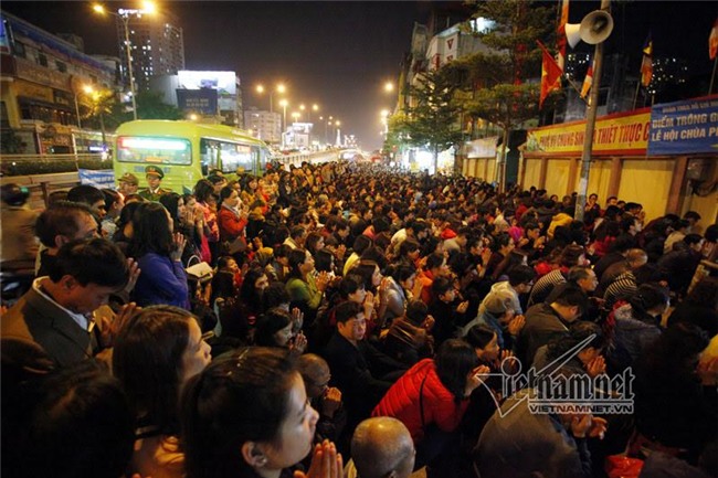 Hàng nghìn người đổ về chùa Phúc Khánh dâng sao giải hạn