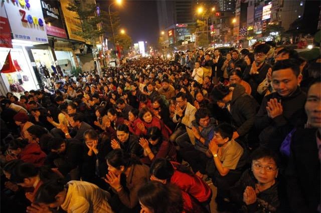 Hàng nghìn người đổ về chùa Phúc Khánh dâng sao giải hạn