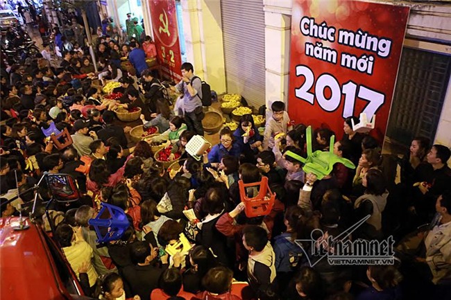 Hàng nghìn người đổ về chùa Phúc Khánh dâng sao giải hạn