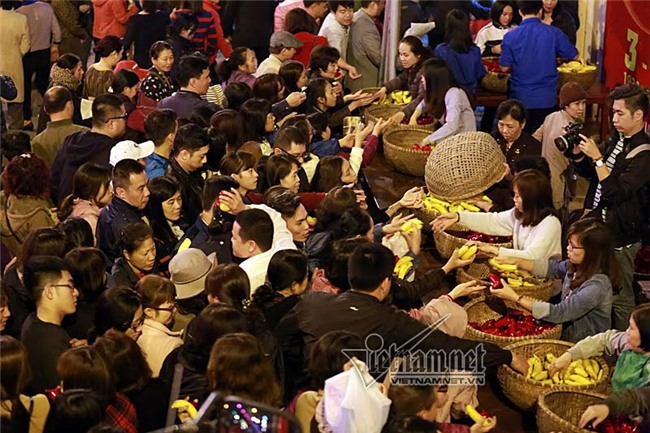 Hàng nghìn người đổ về chùa Phúc Khánh dâng sao giải hạn