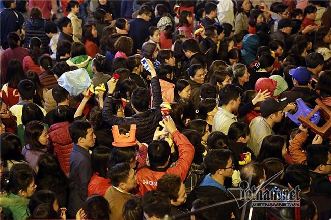 Hàng nghìn người đổ về chùa Phúc Khánh dâng sao giải hạn