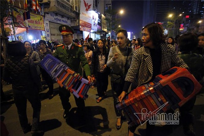 Hàng nghìn người đổ về chùa Phúc Khánh dâng sao giải hạn