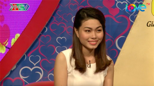 Bạn muốn hẹn hò: Anh chàng mang dưa hấu lên sân khấu tặng cô gái ngay lần gặp đầu - Ảnh 2.