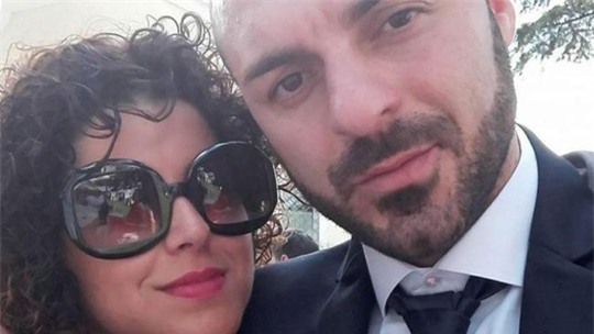 
Fabio Di Lello và vợ Roberta Smargiasi. Ảnh: Facebook
