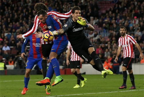 Thủ môn Iraizoz của Bilbao vất vả trước các chân sút chủ nhà
