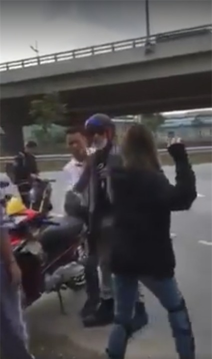 Nữ phượt thủ dùng gạch đe dọa tài xế taxi sau khi va chạm - Ảnh 1.