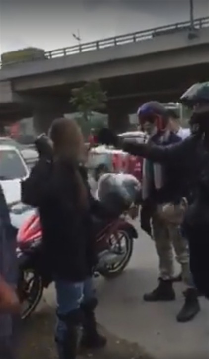 Nữ phượt thủ dùng gạch đe dọa tài xế taxi sau khi va chạm - Ảnh 2.