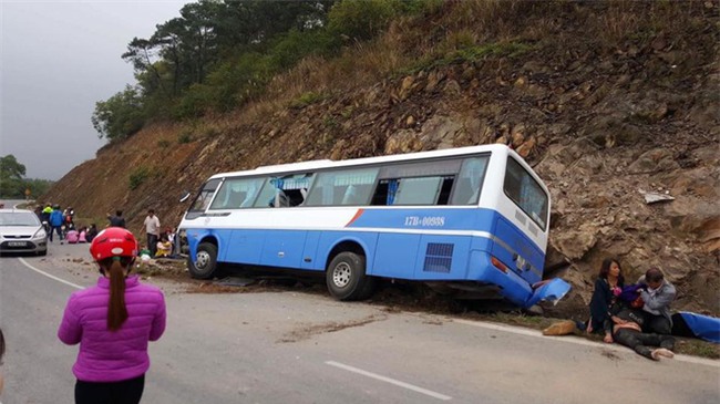 Hà Nội: Ô tô mất lái lao vào vách núi, 1 người chết, nhiều người bị thương - Ảnh 1.