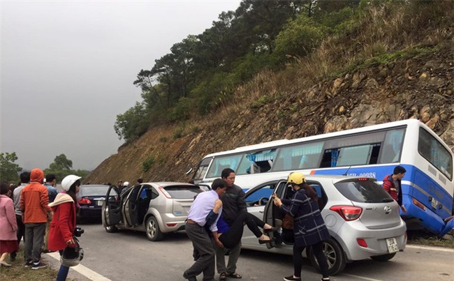 Hà Nội: Ô tô mất lái lao vào vách núi, 1 người chết, nhiều người bị thương