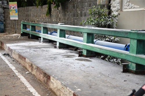 2 nguoi dan ong boc chay nhu duoc tren cau o sai gon hinh anh 1