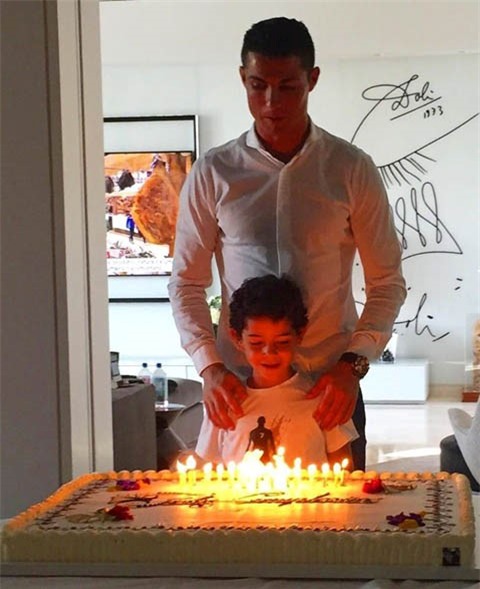 Ngo lo ban gai, Ronaldo don sinh nhat ben me va con trai hinh anh 3