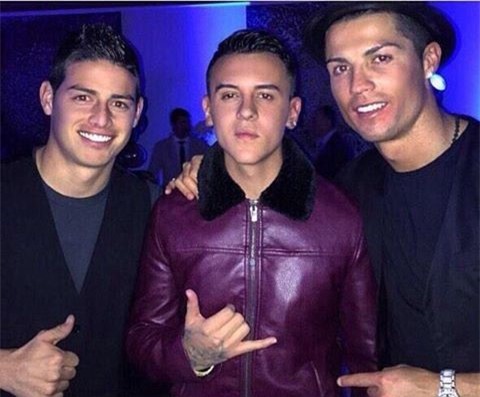 Ngo lo ban gai, Ronaldo don sinh nhat ben me va con trai hinh anh 4