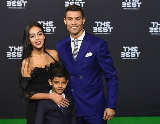 Ngo lo ban gai, Ronaldo don sinh nhat ben me va con trai hinh anh 7