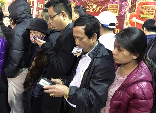 Bế con nhỏ xếp hàng từ 5 giờ sáng mua vàng vía Thần Tài