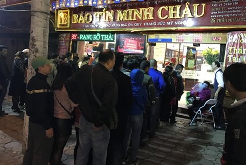 Bế con nhỏ xếp hàng từ 5 giờ sáng mua vàng vía Thần Tài