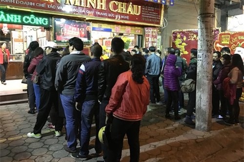 Bế con nhỏ xếp hàng từ 5 giờ sáng mua vàng vía Thần Tài
