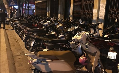 Bế con nhỏ xếp hàng từ 5 giờ sáng mua vàng vía Thần Tài