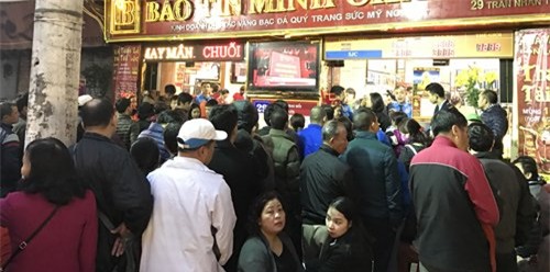 Bế con nhỏ xếp hàng từ 5 giờ sáng mua vàng vía Thần Tài
