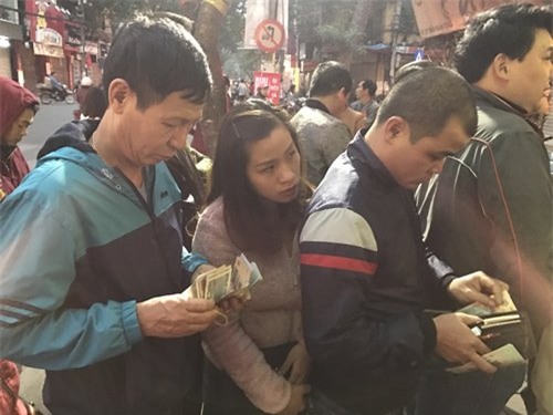 Bế con nhỏ xếp hàng từ 5 giờ sáng mua vàng vía Thần Tài