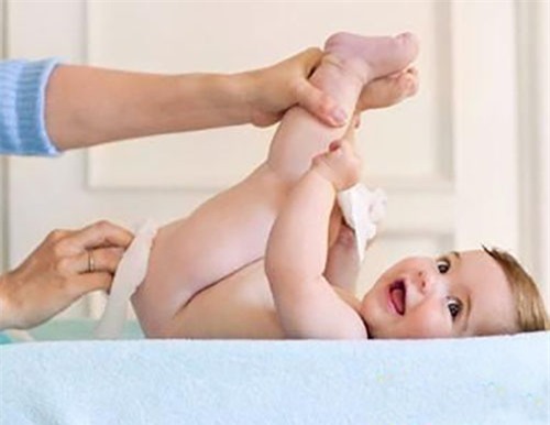 cham soc con gai khong can than, me co the khien be viem nhiem vung kin tu khi so sinh - 2