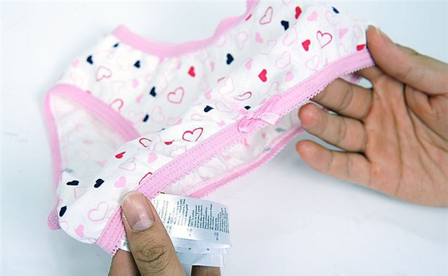 cham soc con gai khong can than, me co the khien be viem nhiem vung kin tu khi so sinh - 3