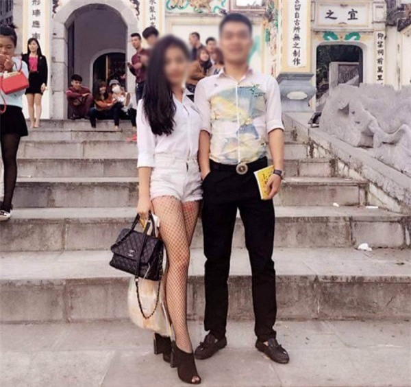 Làm chuyện phản cảm chốn linh thiêng - nhiều bạn trẻ đơn giản nghĩ mình thích thì mình làm thôi - Ảnh 2.