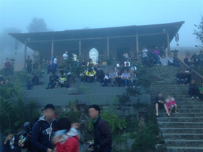 Làm chuyện phản cảm chốn linh thiêng - nhiều bạn trẻ đơn giản nghĩ mình thích thì mình làm thôi - Ảnh 3.