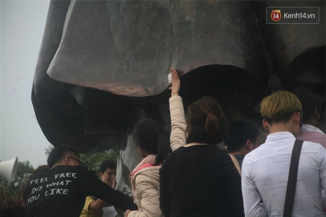 Làm chuyện phản cảm chốn linh thiêng - nhiều bạn trẻ đơn giản nghĩ mình thích thì mình làm thôi - Ảnh 5.