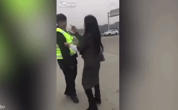 Đã vi phạm luật giao thông, người phụ nữ còn lăn ra đường ăn vạ để đòi