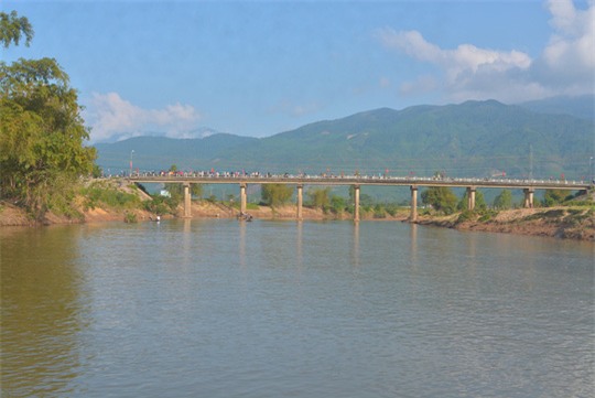 tin nong: cai nhau voi chong, co gai nhay cau tu tu - 1