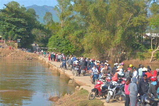 tin nong: cai nhau voi chong, co gai nhay cau tu tu - 2