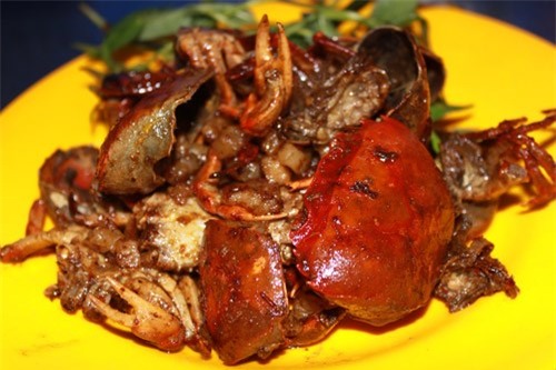Trong danh sách những món ngon từ cua đồng khó bỏ qua, đầu tiên phải kể đến món cua đồng rang me. Món này có vị chua dịu của me, khi ăn giòn tan, bùi bùi, ngọt ngọt là món nhậu tuyệt vời.
