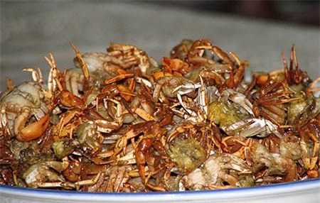 Cua đồng chiên giòn: Với món này người ta thường lấy phần thịt cua chiên giòn tan trong dầu nóng, khi ăn thì chấm cua với sốt sa tế.