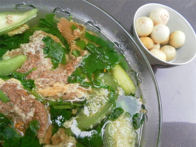 Canh cua đồng rau đay mồng tơi ăn kèm cà muối giòn, đây là món ăn dân dã nhưng là 1 trong những món ăn từ cua đồng được yêu thích nhất.