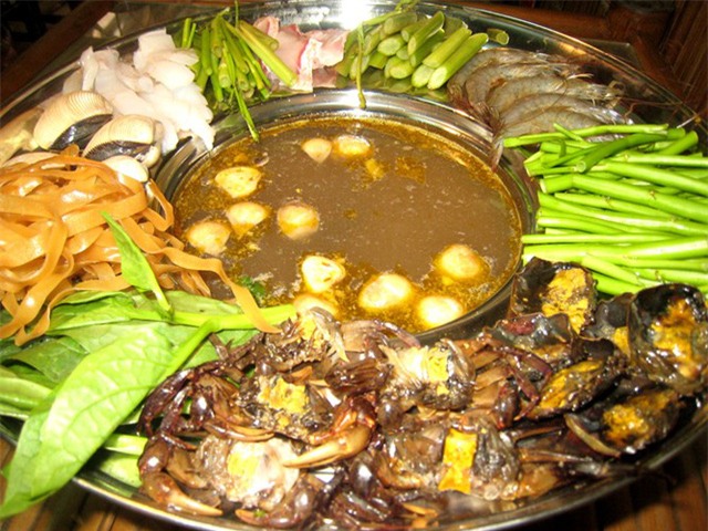 Lẩu cua đồng kiểu Sài Gòn cũng là một biến tấu đặc sắc từ cua đồng khó bỏ qua.