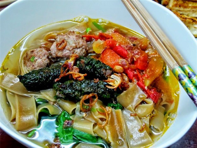Bánh đa cua đồng đặc sản Hải Phòng.