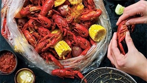 Tom hum bi cam nuoi o Viet Nam thanh dac san tien trieu hinh anh 1