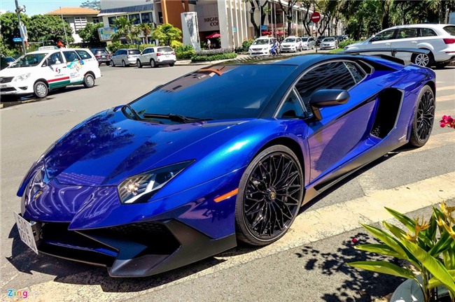 Minh Nhua dao pho Sai Gon bang sieu xe 35 ty moi lay bien hinh anh 3