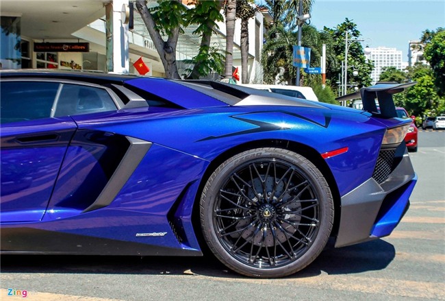 Minh Nhua dao pho Sai Gon bang sieu xe 35 ty moi lay bien hinh anh 6