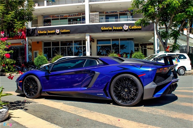 Minh Nhua dao pho Sai Gon bang sieu xe 35 ty moi lay bien hinh anh 7