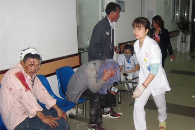 xe khach du xuan dam vao vach nui: me chet, bo va con trai nguy kich - 2