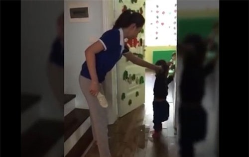 Vụ cô giáo cầm dép đánh HS: Phụ huynh phản ứng thế nào? - 2