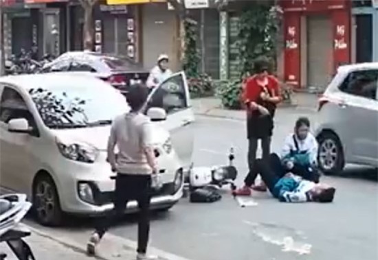 Nu tai xe mo cua oto hat vang 2 hoc sinh di xe dap dien hinh anh 1